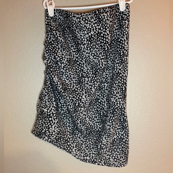 Asymmetrical B&W Ruched Mini Skirt - Picture 2 of 5